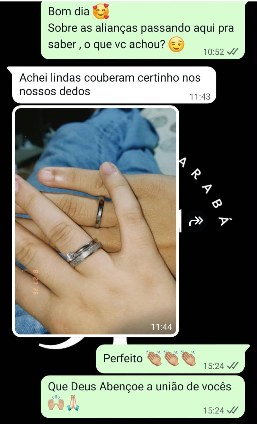 Conversa de cliente mostrando o casal com as alianças e elogiando o ajuste