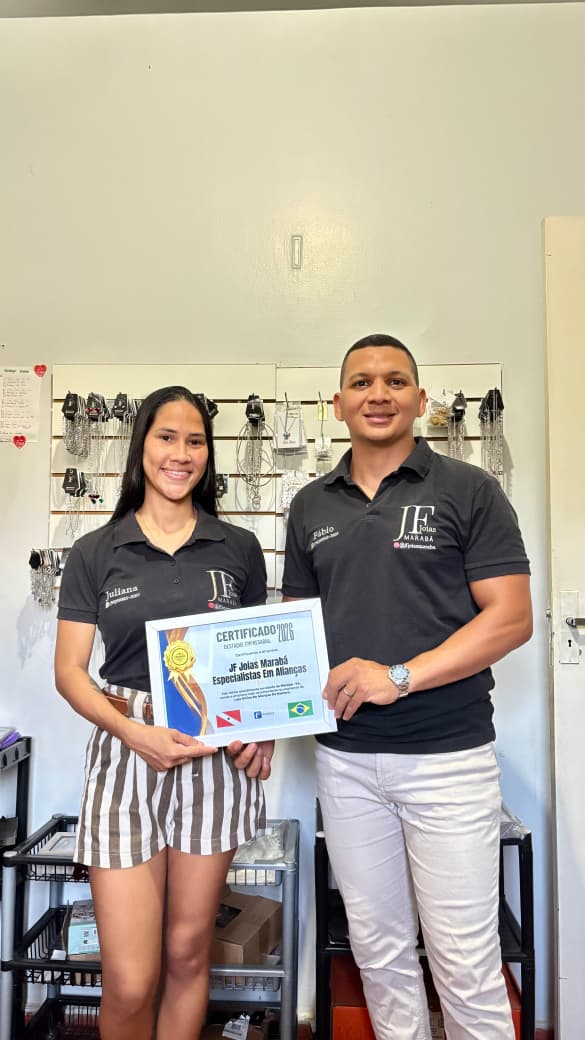 Juliana e Fábio juntos na JF Joias Marabá segurando um certificado