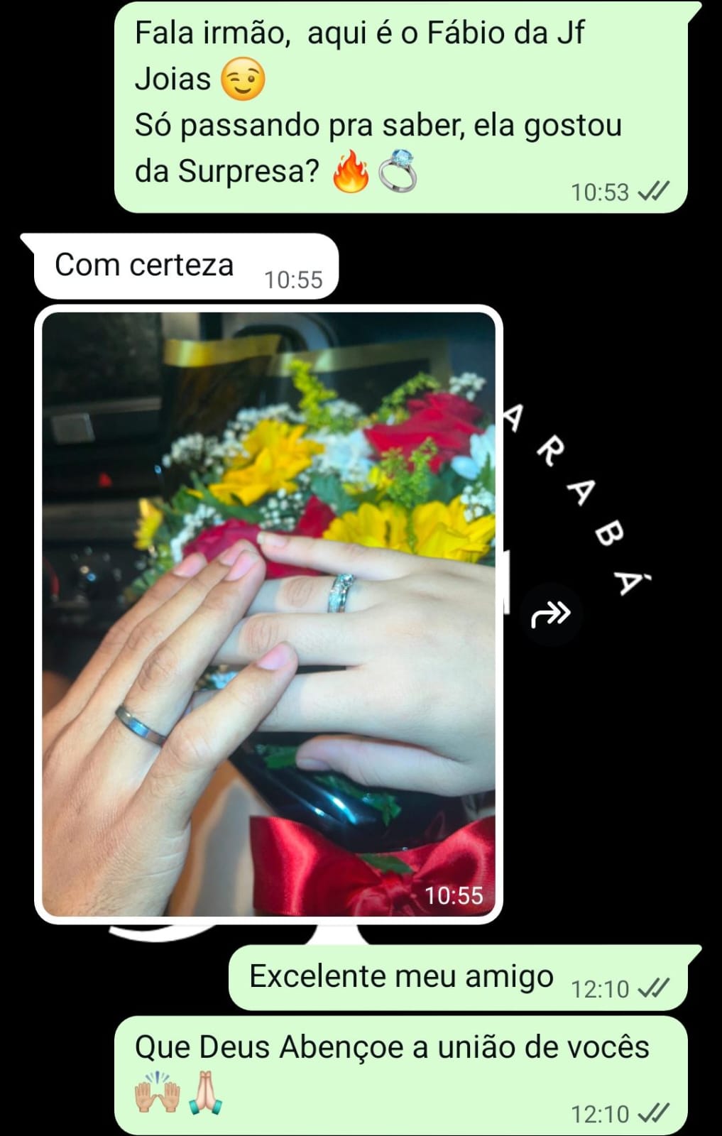 Conversa de cliente mostrando as alianças durante um pedido com flores