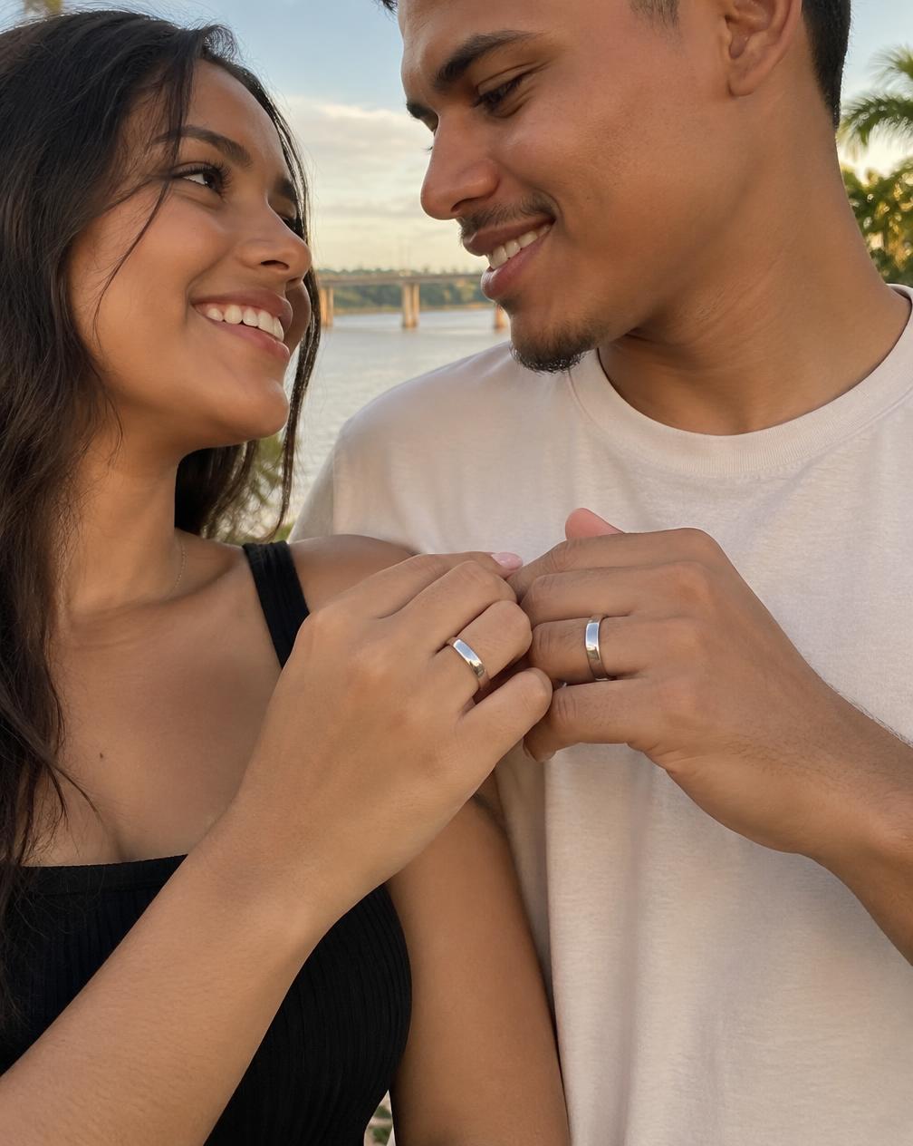 Casal usando alianças de namoro
